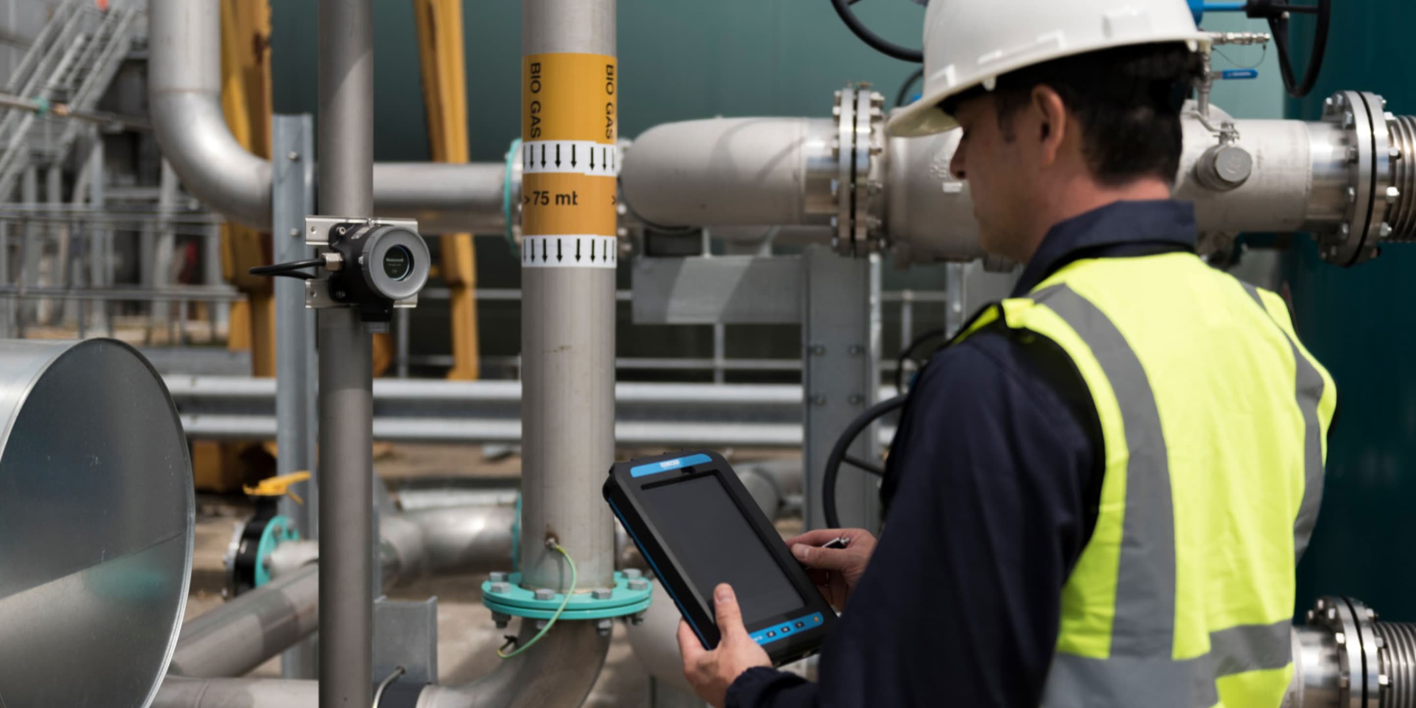 Worker using the Honeywell Sensepoint XRL. 